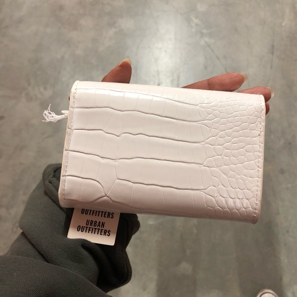 White Croc-Embossed Chain Strap Shoulder Bag - Picture 2 of 8
